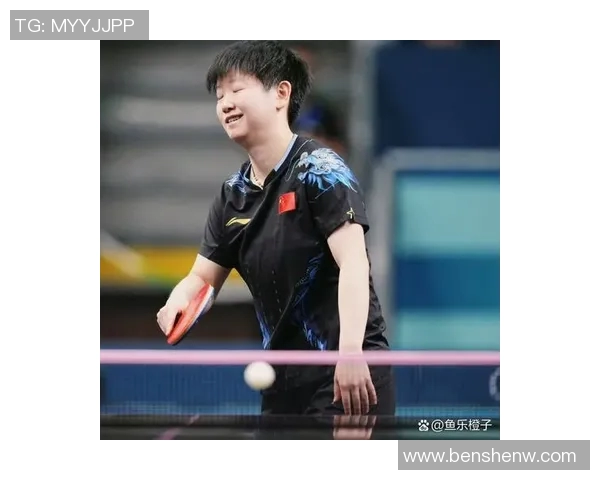 足球明星在赛场上忍俊不禁的搞笑瞬间引发全场欢笑与热烈掌声